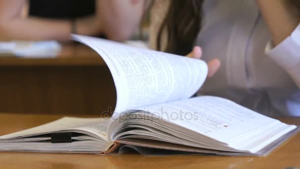 Colegiala voltea las páginas del libro de la escuela — Vídeo de stock