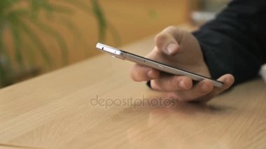 Cep telefonu tutan adam. Yakın çekim