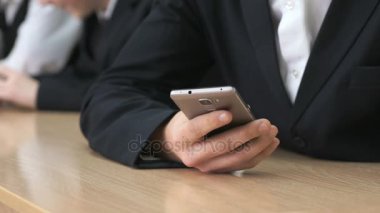 Cep telefonu tutan adam. Yakın çekim