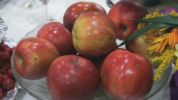 Męski układ zgarnia soczyste Czerwone jabłko z miski — Wideo stockowe
