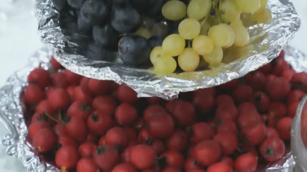 Soporte estratificado para fruta, espino y uvas — Vídeos de Stock