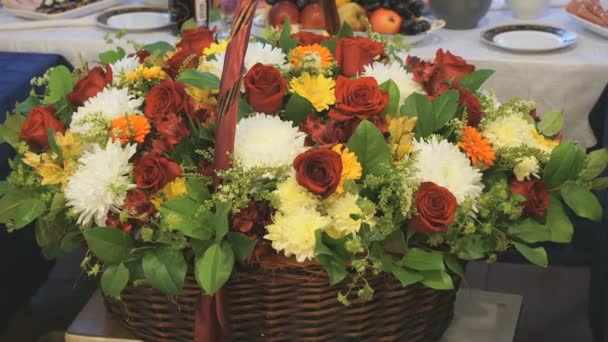 Grande bela cesta de flores está no aniversário — Vídeo de Stock