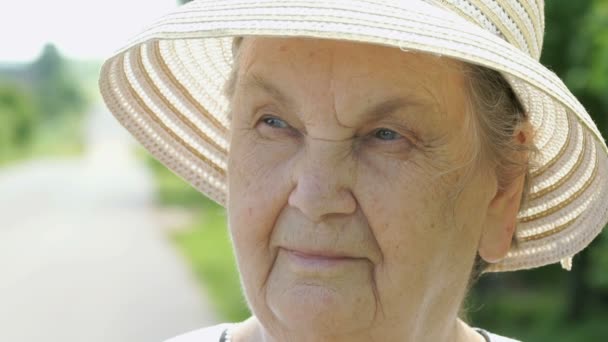 Retrato de idosa de 80 anos vestida de chapéu — Vídeo de Stock