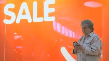 Eski yaşlı kadın akıllı telefon kapalı kullanarak konuşuyor