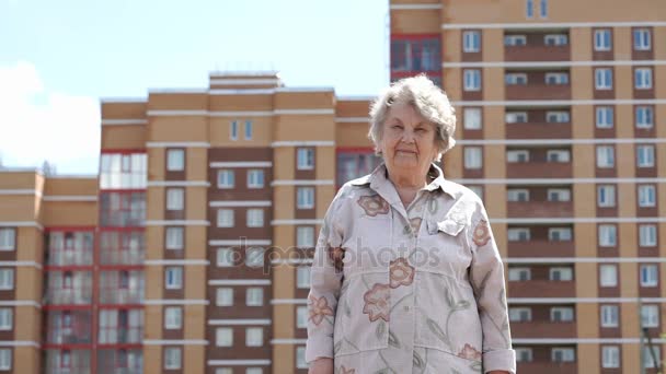 Portret van de oudere rijpe vrouw buitenshuis glimlachen — Stockvideo