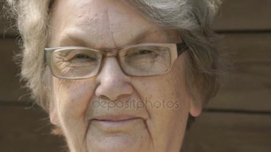 Gözlük gülümseyen yaşlı kadın portresi