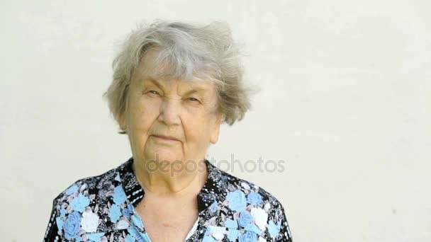 Portret van rijpe oude gramma buitenshuis — Stockvideo