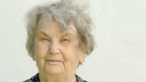 Портрет усміхненої літньої жінки на відкритому повітрі — стокове відео