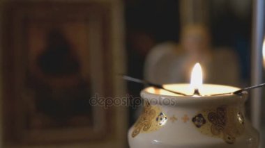 Kilise kandil kilisede yanan bir mum ile