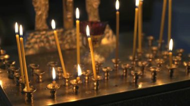Tapınağın kilise mum yakma. Yakın çekim