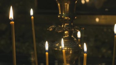 Tapınağın mumlar yanan ile şamdan