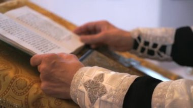 Yakın çekim el rahip İncil okuma