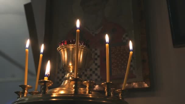 Het branden van kaarsen van de kerk in de tempel. Close-up — Stockvideo