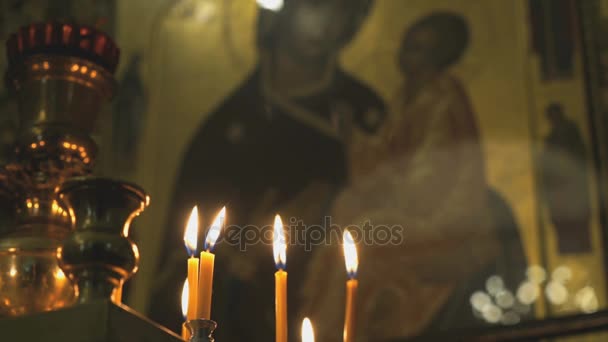 Αναμμένα κεριά εκκλησίας στο ναό. Κοντινό πλάνο — Αρχείο Βίντεο