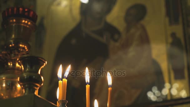 Brûler les bougies de l'église dans le temple. Gros plan 