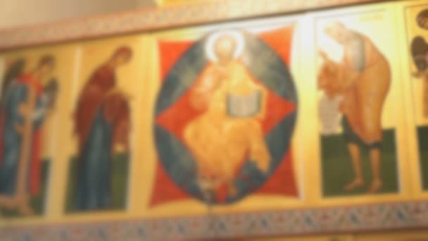 Orthodoxe gouden iconostase in de orthodoxe kerk — Stockvideo