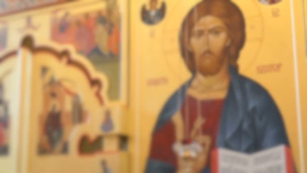 Ortodoxa gyllene ikonostas i den ortodoxa kyrkan — Stockvideo