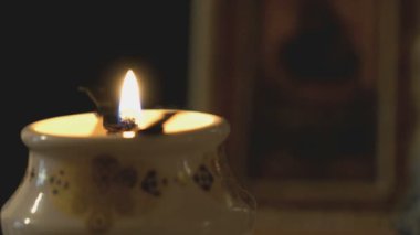 Kilise kandil kilisede yanan bir mum ile