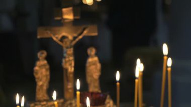 Tapınağın mumlar yanan ile şamdan