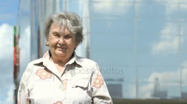 Açık havada 80s gülümseyen yaşlı kadın portresi yaşlı