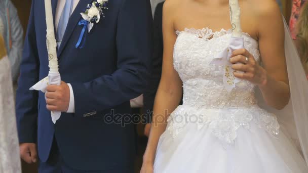 Pareja de boda sosteniendo velas encendidas. De cerca. — Vídeos de Stock