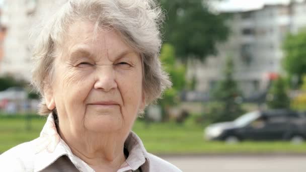 Retrato de sorrir mulher idosa madura ao ar livre — Vídeo de Stock