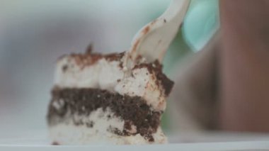 Kadının el çocuk oyuncağı plastik çatal ile alır.