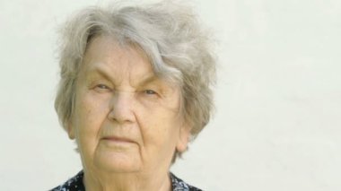 Olgun yaşlı gramma açık havada portresi