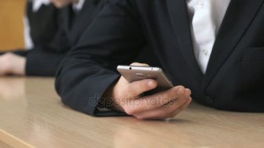 Bir akıllı telefon tutarak öğrenci. Yakın çekim