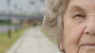 Ciddi olgun yaşlı kadının açık havada yarım yüz