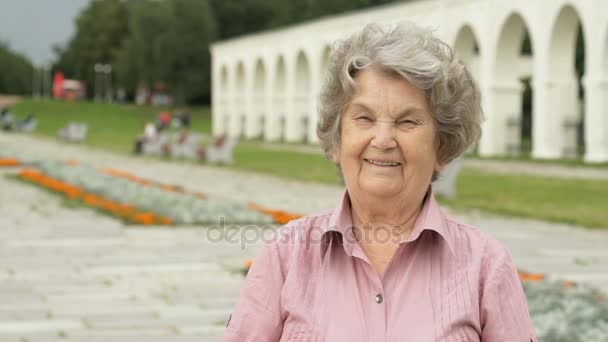 Ritratto di donna anziana matura sorridente all'aperto — Video Stock