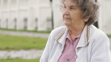 Ciddi olgun yaşlı kadın açık havada portresi