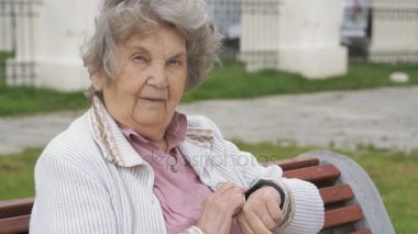 Yaşlı kadın bileklik fitness İzleyicisi'ni arıyorum