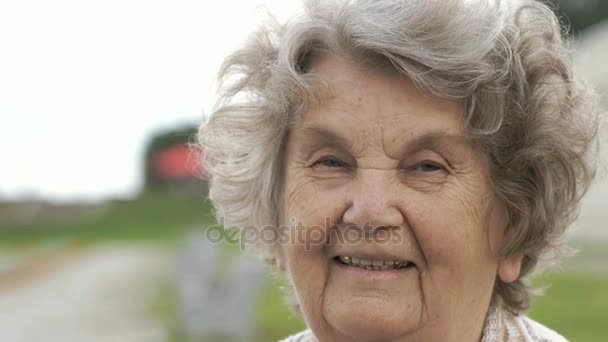 Retrato de anciana madura sonriente al aire libre — Vídeos de Stock