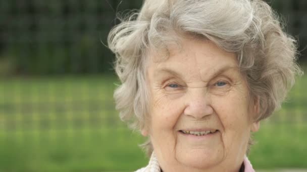 Portrait of smiling mature old woman outdoors — Stock Video