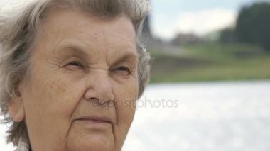 Ciddi olgun yaşlı kadın açık havada portresi