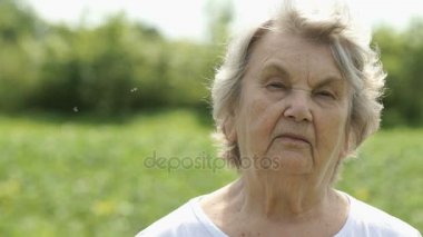 Ciddi olgun yaşlı kadın açık havada portresi