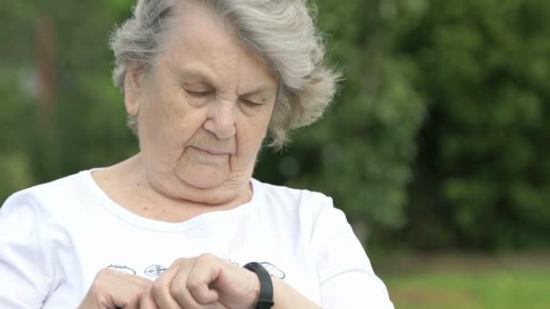 Reife alte Frau zeigt Daumen nach oben Zeichen im Freien — Stockvideo