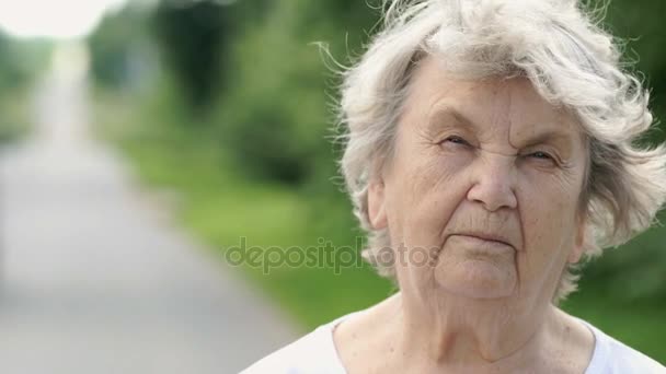 Портрет серьезной пожилой женщины. Крупный план — стоковое видео