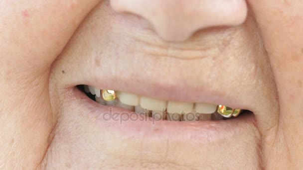 Olgun yaşlı kadın takma dişleri ile gülümseyen ağız — Stok video
