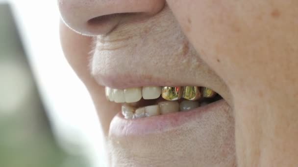 Sonriente boca de anciana madura con dientes postizos — Vídeos de Stock