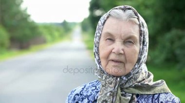 Gülümseyen olgun yaşlı kadın portresi. Yakın çekim