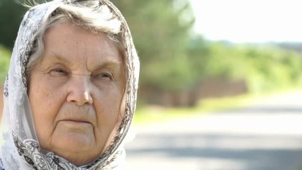 Portret van ernstige rijpe oudere vrouw. Close-up — Stockvideo