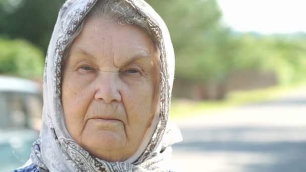 Porträtt av allvarliga mogen äldre kvinna. Närbild — Stockvideo