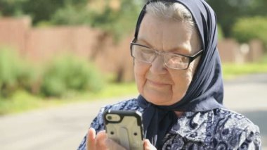 Smartphone kullanarak gülümseyen yaşlı kadın görüşmeler