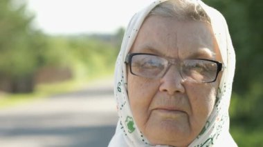 Bardaklarda ciddi olgun yaşlı kadın. Yakın çekim