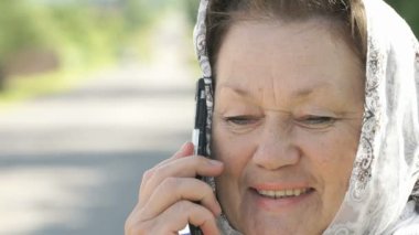 Gümüş smartphone açık havada yetişkin kadın görüşmeler