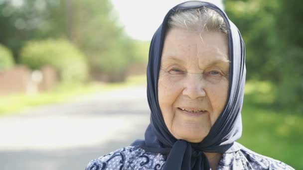 Retrato de una anciana madura sonriente. Primer plano — Vídeos de Stock