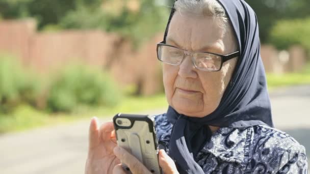 Зріла стара жінка показує великий палець знак на відкритому повітрі — стокове відео