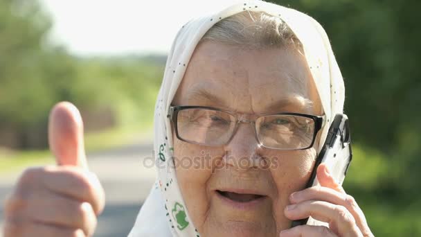 Starší žena ukazuje palec nahoru znamení venku — Stock video